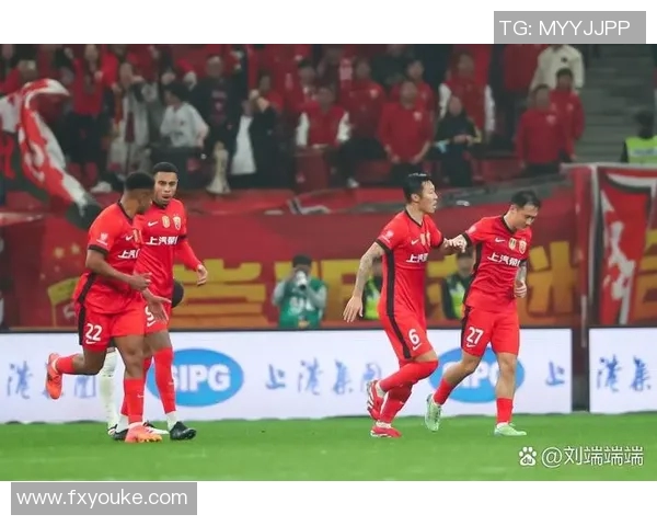 武磊领衔中超上海海港冲击新赛季目标展现中国足球新希望 武磊领衔中超上海海港冲击新赛季目标展现中国足球新希望